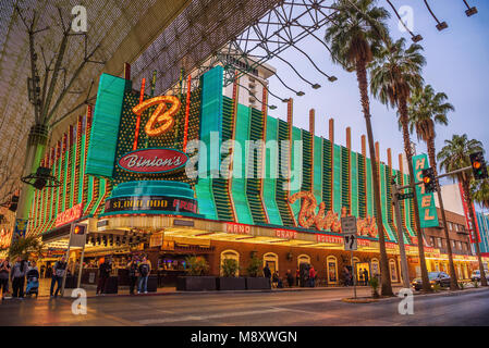 Fremont Street mit vielen Neonröhren und Touristen in Las Vegas Stockfoto