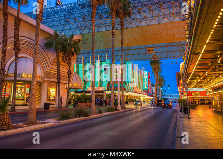 Fremont Street mit vielen Neonröhren und Touristen in Las Vegas Stockfoto