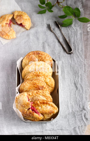 Knusprige mini Torten mit Apfel und Rote Johannisbeere. Rustikaler Stil, selektiven Fokus. Stockfoto