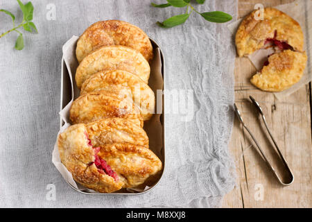 Knusprige mini Torten mit Apfel und Rote Johannisbeere. Rustikaler Stil, selektiven Fokus. Stockfoto