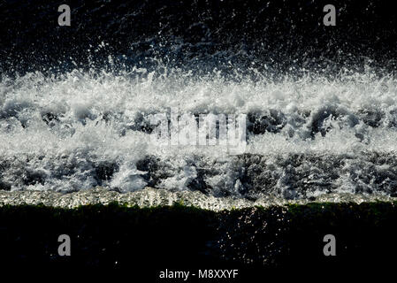 Auf ein Mann aus Wehr in hellen Wintersonne. Stockfoto