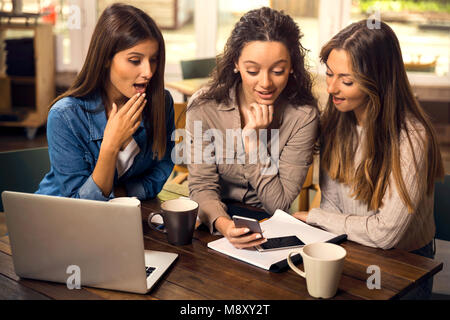 Gruppe von Mädchen machen eine Pause auf der Studien für einige Klatsch Stockfoto