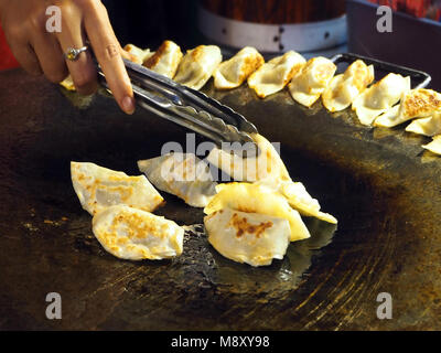 Japanisches Essen "GYOZA" am Markt Stockfoto