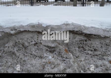 Dirty lose Feder Schnee, weißer Schnee schmilzt, Frühling Hintergrund Stockfoto