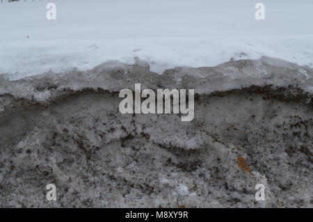 Dirty lose Feder Schnee, weißer Schnee schmilzt, Frühling Hintergrund Stockfoto