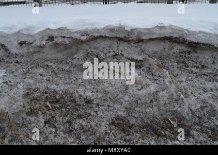 Dirty lose Feder Schnee, weißer Schnee schmilzt, Frühling Hintergrund Stockfoto