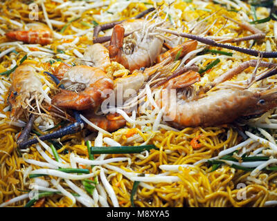 Spiegelei Nudeln mit Gemüse und Garnelen Stockfoto