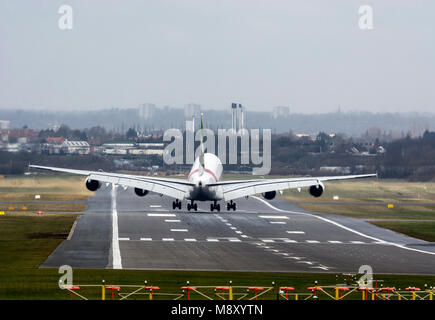 Emirates Airbus A380 landet auf dem Flughafen Birmingham, UK Stockfoto