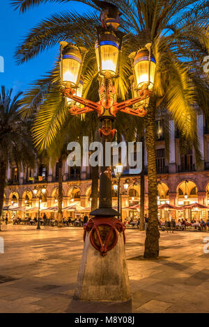 Lamp Post von dem berühmten katalanischen Architekten Antoni Gaudi in Placa Reial ausgelegt (Plaza Real), das Gotische Viertel, Barcelona, Katalonien, Spanien Stockfoto