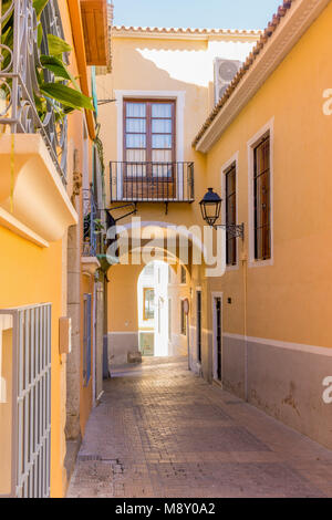 Bunte Straße im historischen Zentrum von Villajoyosa, Spanien Stockfoto