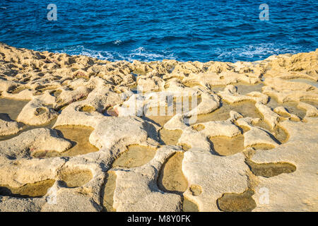 Salz Verdunstungsteichen auf der Insel Gozo, Malta Stockfoto