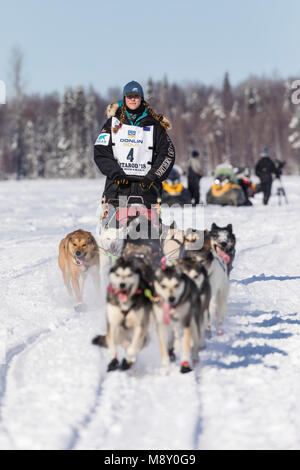 Musher Anna Berington nach dem in Willow des 46 Iditarod Trail Sled Dog Race in Southcentral Alaska neu. Stockfoto