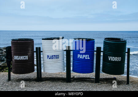 Recycling Bins in verschiedenen Farben, am Strand, die sagt: Bio = organische, Kunststoff = Kunststoff, Papier = Papier, vidrio = Glas Stockfoto