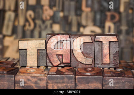 TACT Wort aus Holz- Buchdruck Blöcke auf viele verschiedene Buchstaben Hintergrund Stockfoto