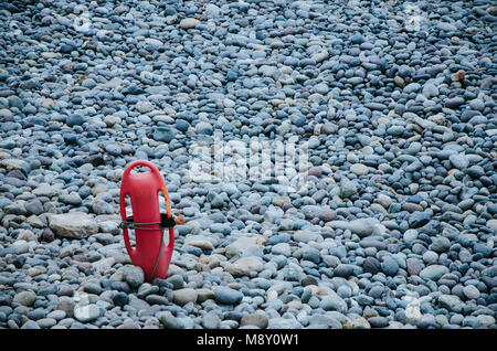 Rescue Torpedo auf den Steinen am Strand genagelt Stockfoto