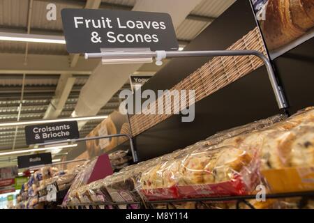 Obst Brote und Gebäck für den Verkauf in der Bäckerei des Departements der Asda Supermarkt. Stockfoto