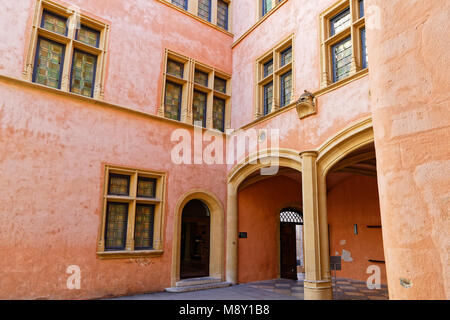 LYON, Frankreich, 11. März 2018: Architektur der Renaissance der Außenseiten von Gadagne Museum. Stockfoto