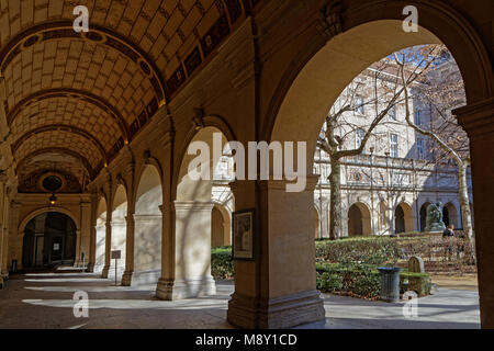 LYON, Frankreich, 11. März 2018: die Gärten des Museums der Schönen Künste von Lyon (Französisch, Musée des Beaux-arts de Lyon), in der Nähe des Place des Terreaux. Stockfoto