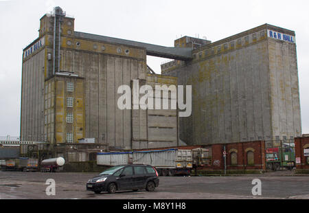 Die Stadt Cork Hafen Irland Die historische R&H Hall Getreidesilo konstruiert der Masse Beton auf der Kennedy Kai während einer späten Winter Schnee Sturm Stockfoto