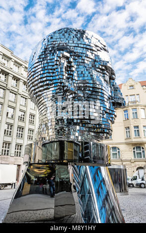 Bewegliche Statue von Franz Kafka in Prag, Tschechische Republik. Künstlerische symbolische Objekt. Architektonische Thema. Stockfoto