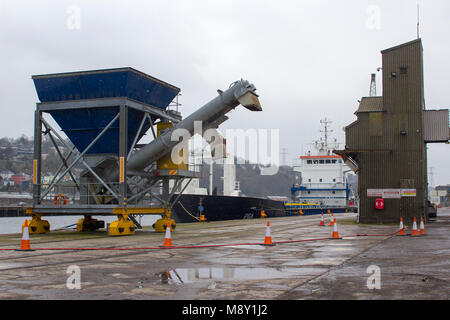 18. März 2018 Stadt Cork Irland die General Cargo ship Riga in Malta registrierte ist bereit für Segeln in ihrer Ladung in der Kennedy Wharf entladen Stockfoto