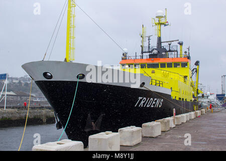18. März 2018 Die niederländische Fischerei Forschungsschiff Tridens am Kennedy Wharf in der Stadt der Hafen von Cork Irland während eines Schneesturms Anker Stockfoto