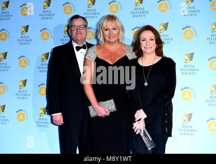 Peter Gunn, Sue Cleaver und Melanie Hill an der Royal Television Society verliehen am Grosvenor House Hotel, Park Lane, London. Stockfoto