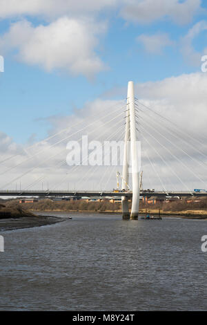 Arbeitnehmer den Abschluss der nördlichen Spitze Straßenbrücke über den Fluss in Sunderland tragen, vor der Öffnung, England, Großbritannien Stockfoto