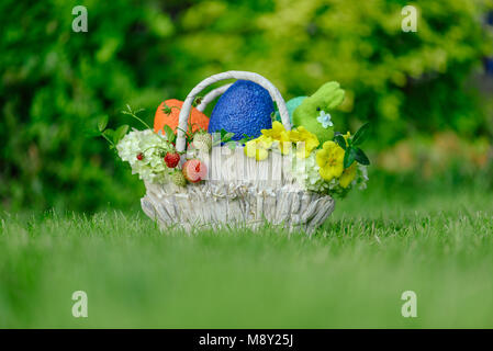 Korb mit festliche Ostern Geschenke, bunten Eiern und Stoffhäschen Stockfoto