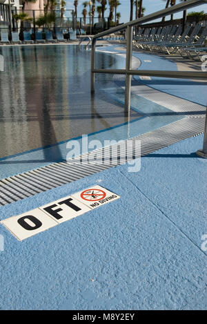 Flache Swimmingpool mit kein Tauchen erlaubt. Stockfoto