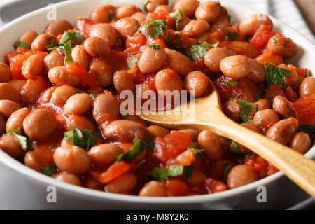 Cranberry Bohnen in Tomatensoße mit Kräutern close-up in einer Schüssel auf dem Tisch. Horizontale Stockfoto