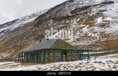 Eine alte verlassene Jagd Bothy am Glen Esk im Angus Glens an einem verschneiten kalten Wintern Tag 1 März. Stockfoto