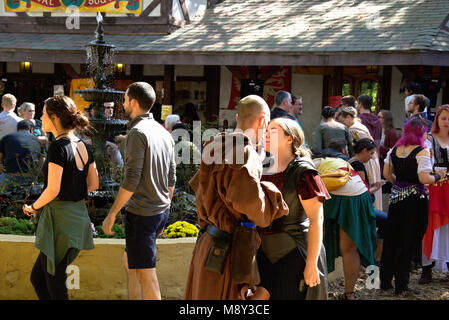 Ein Paar besucht das Renaissance-Festival in Annapolis MD Stockfoto