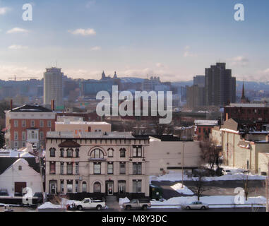 In Syracuse, New York, USA. März 17, 2018. Blick auf Willow Street auf der Nordseite von Syracuse, NY mit der Syracuse University Hill und die Carrier Dome Stockfoto