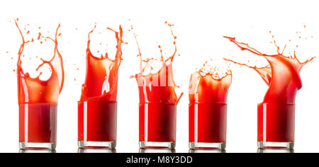 Set aus 5 Tomatensaft im Glas splash um großartige Wellen und dropsisolated auf weißem Hintergrund. Stockfoto