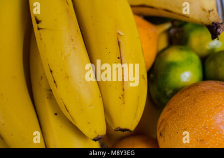 Früchten wie Banane, Mandarine, Granatapfel Stockfoto