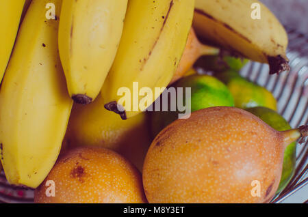 Früchten wie Banane, Mandarine, Granatapfel Stockfoto