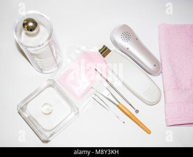Auf einem weißen Hintergrund sind die kosmetologie Tools, die in Verfahren verwendet werden. Stockfoto