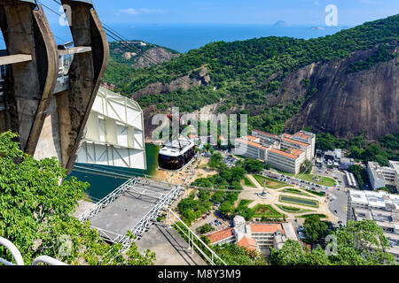 Ankunft der Zuckerhut Seilbahn auf seiner ersten Station nach dem Verlassen der Basis am Roten Strand in Urca Bezirk, Rio de Janeiro Stockfoto