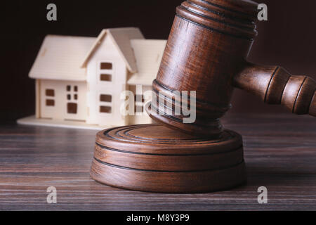 Haus auktion, auktion Hammer, Symbol der Autorität und Miniatur-Haus. Gerichtssaal Konzept. Stockfoto