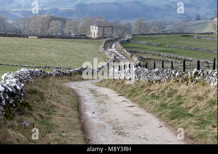 Country Lane in Derbyshire mit Trockenmauern Stockfoto