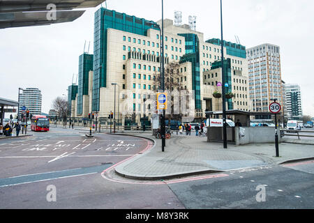 Rückansicht des MI6, der Heimat des Secret Intelligence Service bei Vauxhall Cross, Lambeth London. Stockfoto