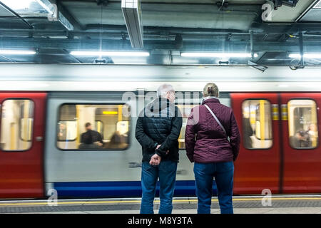 Die Menschen warten auf eine Plattform wie Ihre u-bahn ankommt. Stockfoto