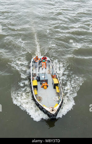 Eine Ansicht von einem kleinen Boot dämpfen flussaufwärts auf der Themse in London. Stockfoto