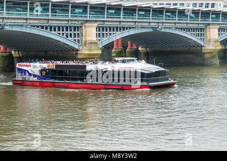 Das Millenium Diamant, Flaggschiff von City Cruises unter der Blackfriars Bridge über die Themse in London. Stockfoto