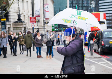 Ein Sandwich board Mann Werbung U-Bahn auf einer Straße in London. Stockfoto