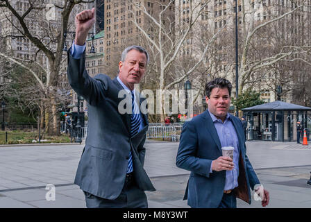 New York, Vereinigte Staaten. 20 Mär, 2018. Bürgermeister De Blasio Solidarität mit den Demonstranten - die New Yorker auf den Stufen des Rathauses am 20. März 2018; zu Fragen Bürgermeister De Blasio sich gegen den bevorstehenden saudischen Prinzen Besuch in NYC wegen seiner wichtigen Rolle für die humanitäre Krise in Jemen sprechen. Heute ist der saudische Kronprinz Mohammed Bin Salman, Präsident Trumpf. Unterdessen hat der Senat kann heute auf die Unterstützung der USA für die saudi-arabische Krieg im Jemen stimmen. Der Prinz wird in NYC, in der nächsten Woche reisen. Heute morgen Aktivisten protestierten in NY City Hall und das Weiße Haus. (Pho Stockfoto