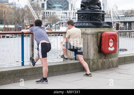 Läufer Strecken, bevor ein Run auf die Southbank in London. Stockfoto