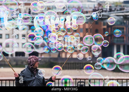 Blasen von einem Mann auf der South Bank in London erstellt. Stockfoto