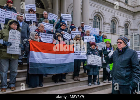 New York, Vereinigte Staaten. 20 Mär, 2018. William D. Hartung, Zentrum für Internationale Politik - New Yorker montiert auf den Stufen des Rathauses am 20. März 2018; zu Fragen Bürgermeister De Blasio sich gegen den bevorstehenden saudischen Prinzen Besuch in NYC wegen seiner wichtigen Rolle für die humanitäre Krise in Jemen sprechen. Heute ist der saudische Kronprinz Mohammed Bin Salman, Präsident Trumpf. Unterdessen hat der Senat kann heute auf die Unterstützung der USA für die saudi-arabische Krieg im Jemen stimmen. Der Prinz wird in NYC, in der nächsten Woche reisen. Heute morgen Aktivisten protestierten in NY City Hall und das Weiße Haus. (Foto Stockfoto